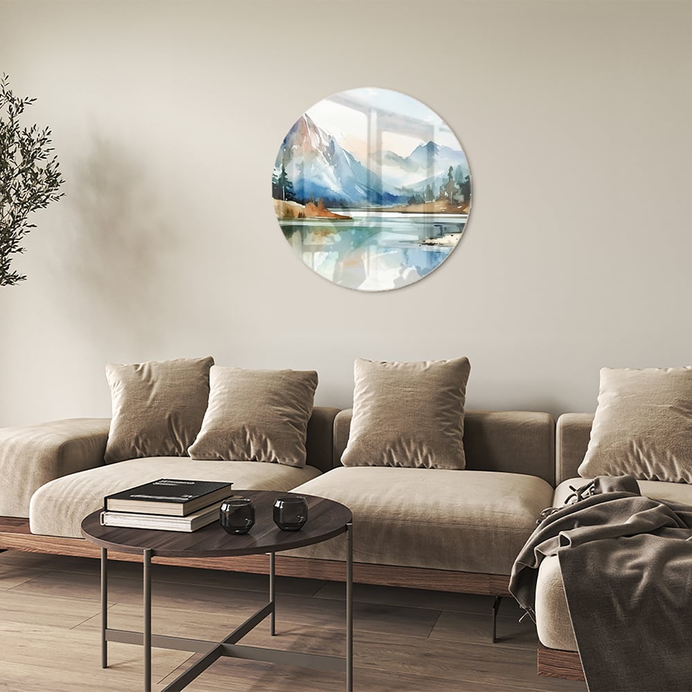Glazen schilderij met een landschap van bergen en een meer in waterverfstijl.