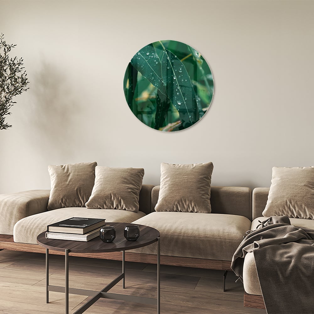 Glas schilderij van groene bladeren met dauwdruppels in een interieur