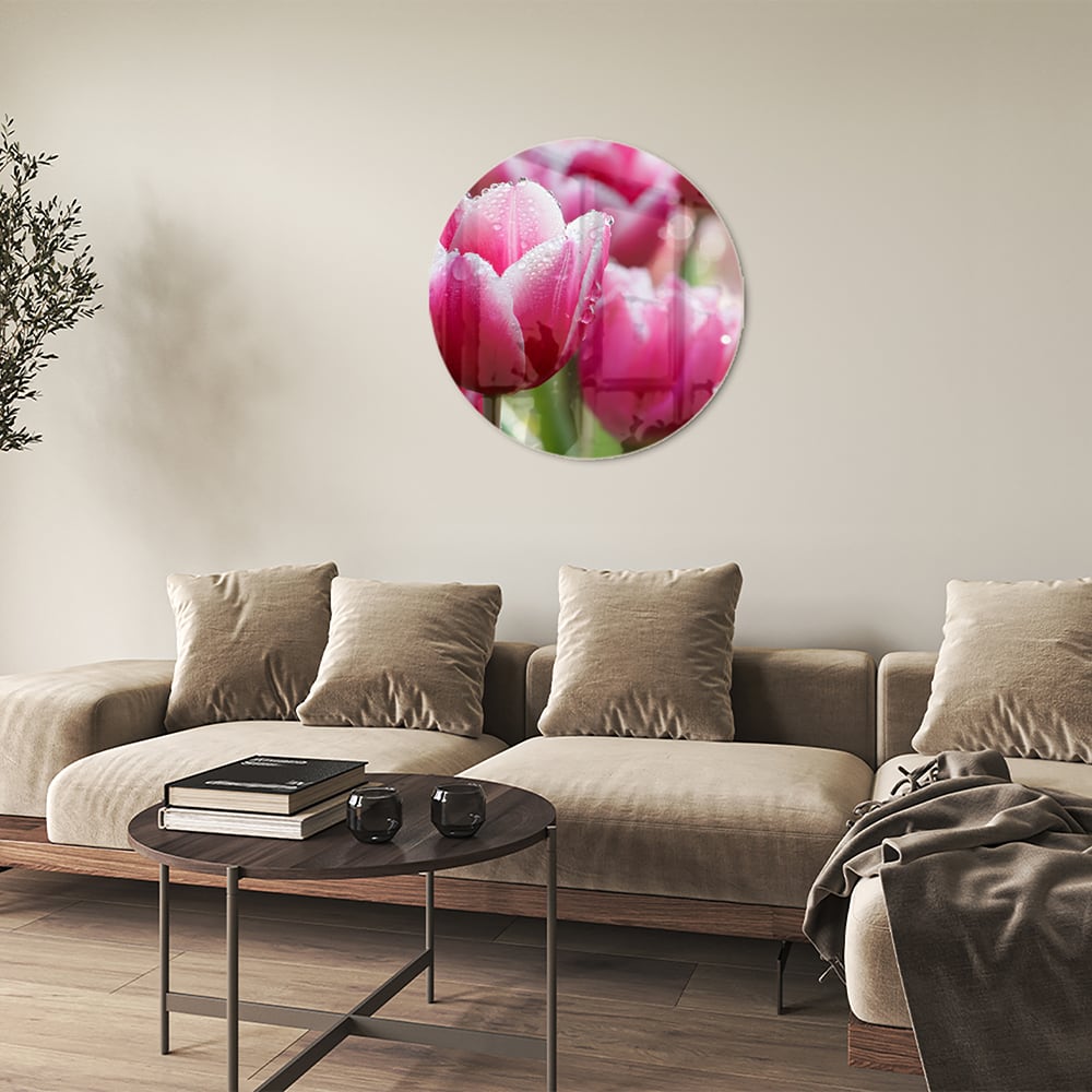 Glazen schilderij van roze tulpen met dauwdruppels, elegant en kleurig.