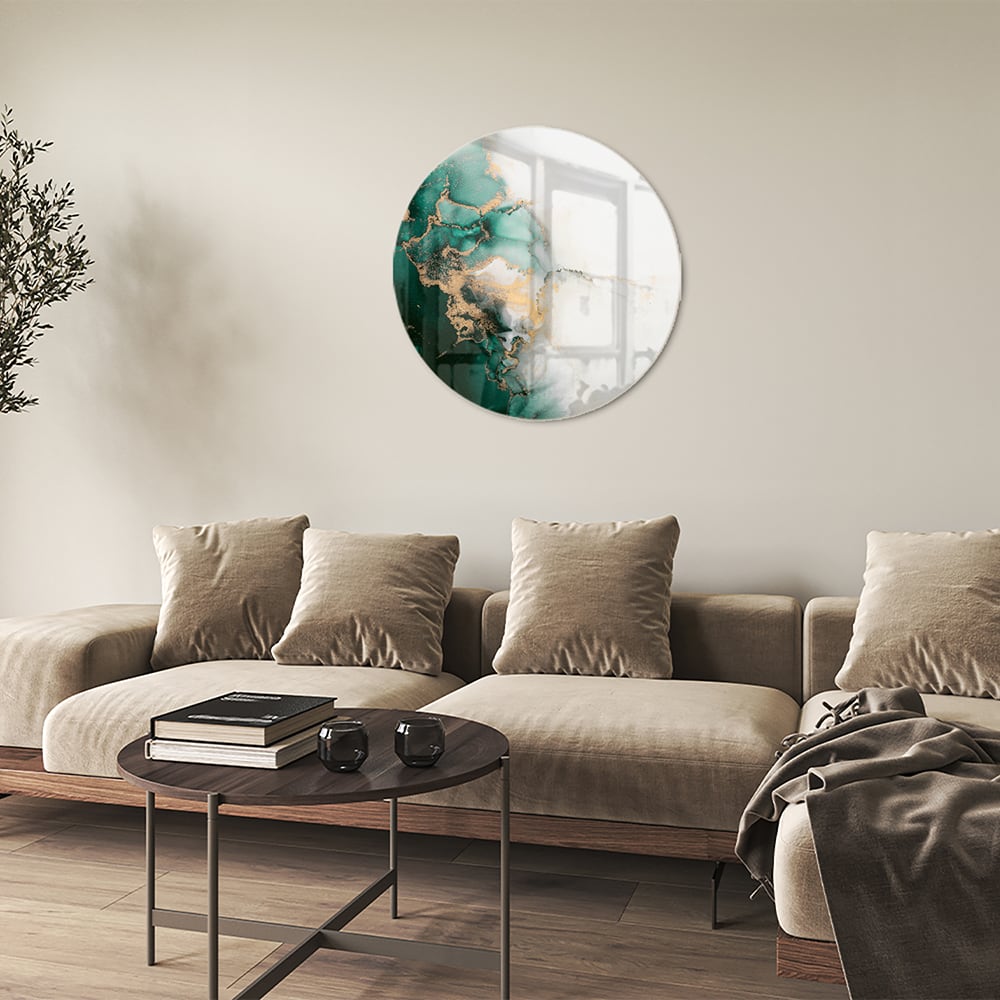 Elegant glazen schilderij met groene en gouden tinten aan de muur