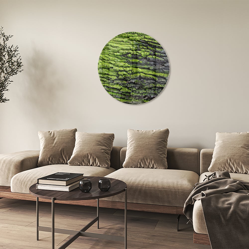 Glazen schilderij met groene mosachtige textuur aan een muur