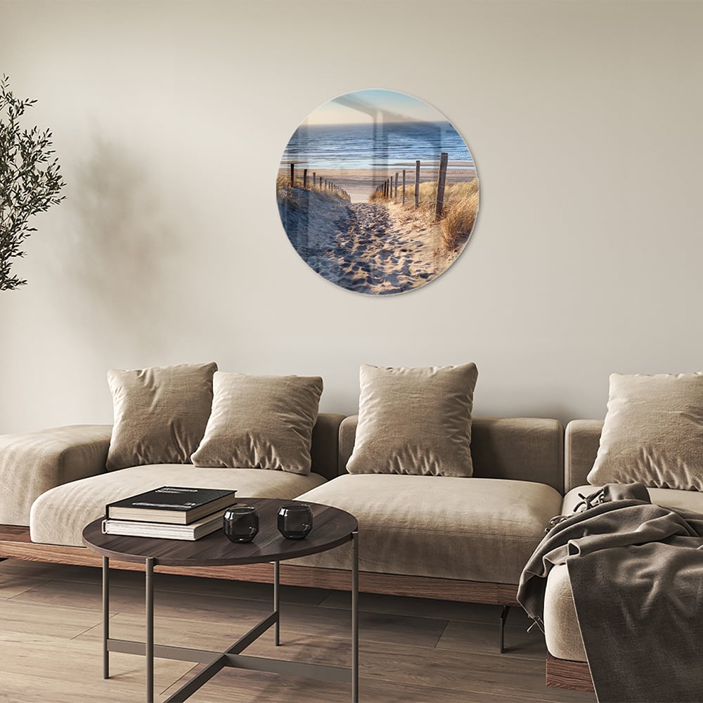 Glazen schilderij van een zandpad naar het strand met duinen en zee.