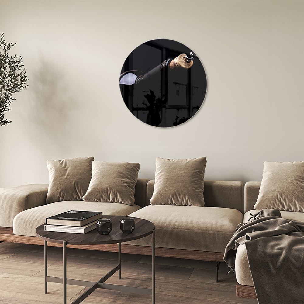 Glazen schilderij met handvat in een modern interieur.