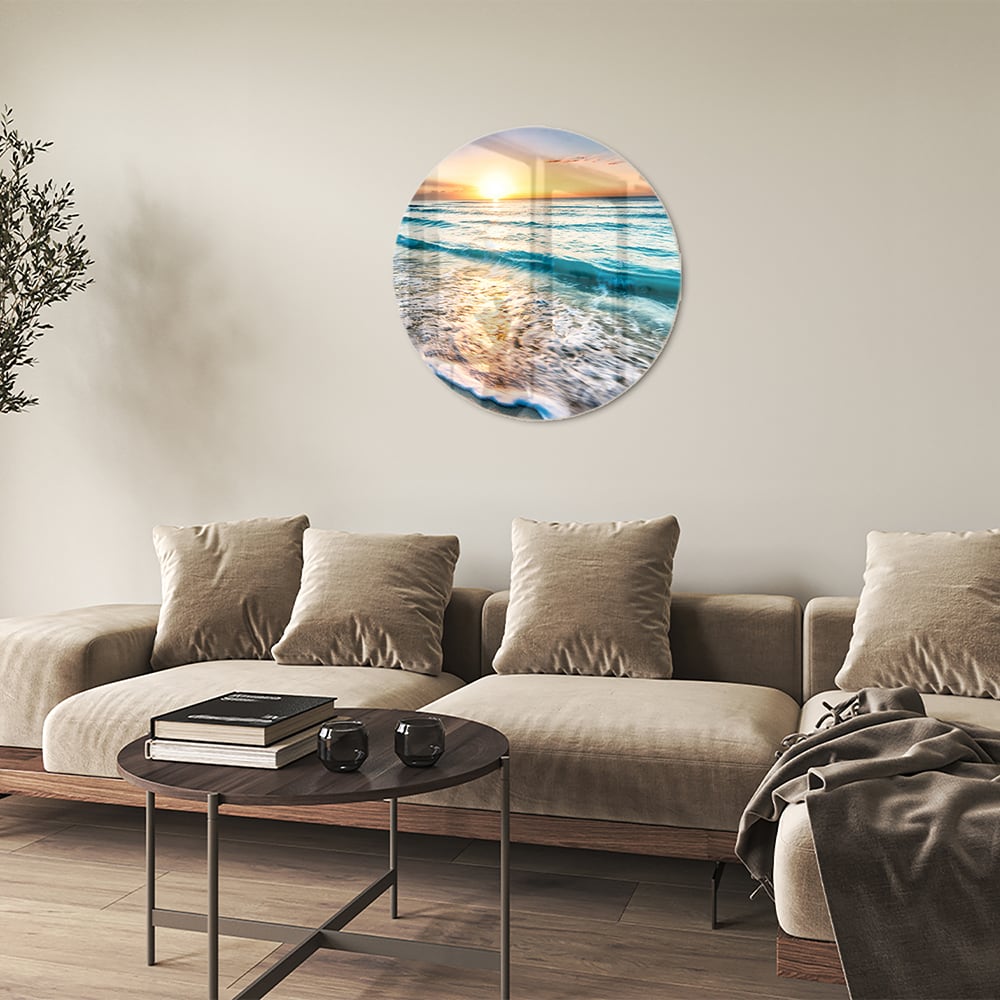 Glazen schilderij van een zonsondergang boven de zee, met kalme golven en zand.