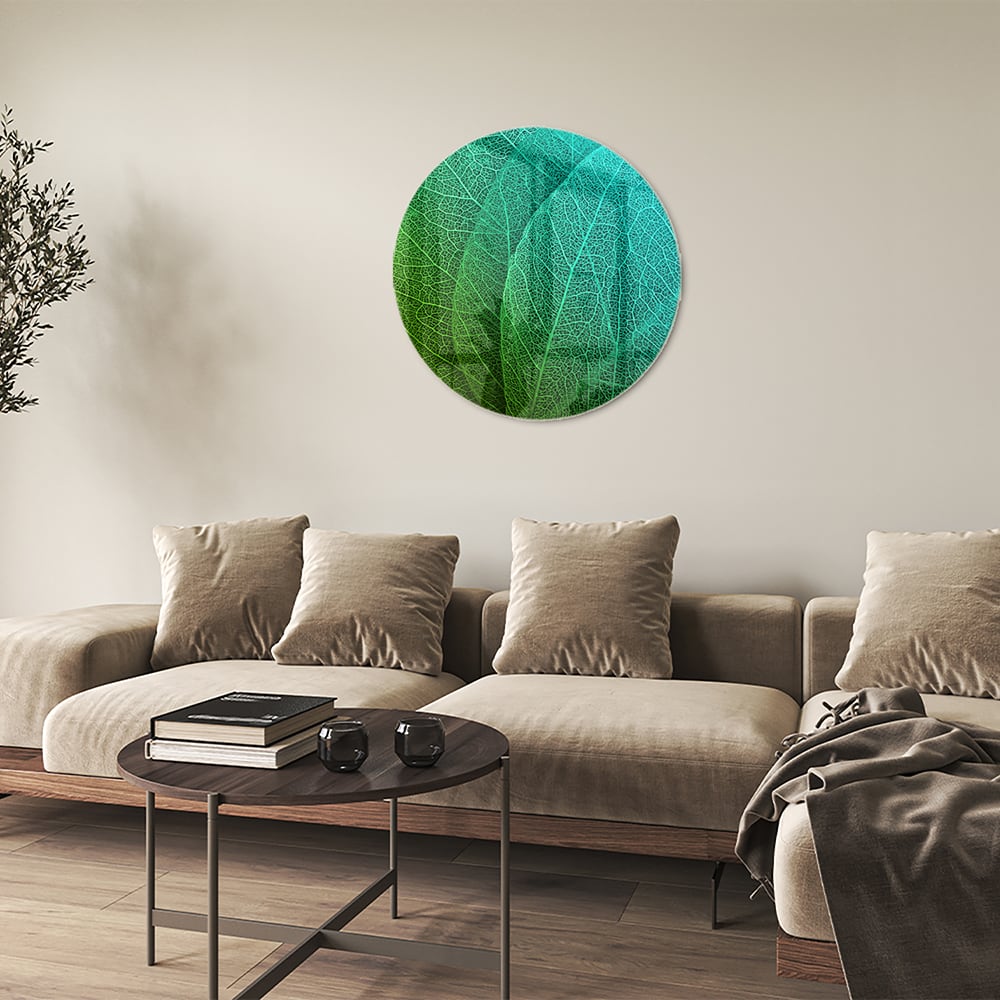Glas schilderij met de structuur van groene bladeren aan een muur.