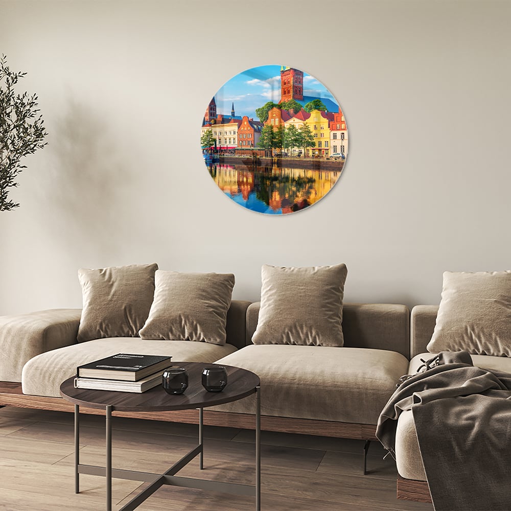 Kleurrijk glazen schilderij van een stadszicht met reflecties in het water