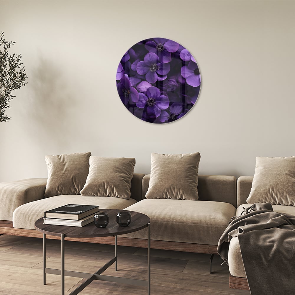 Paarse bloemen op een glazen schilderij aan de muur in een moderne woonkamer.