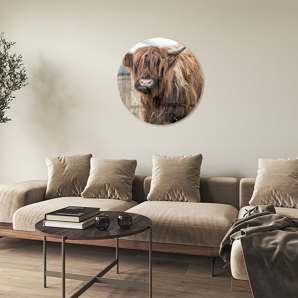 Glazen schilderij met een Houten Hooglander in een natuurlijke omgeving.