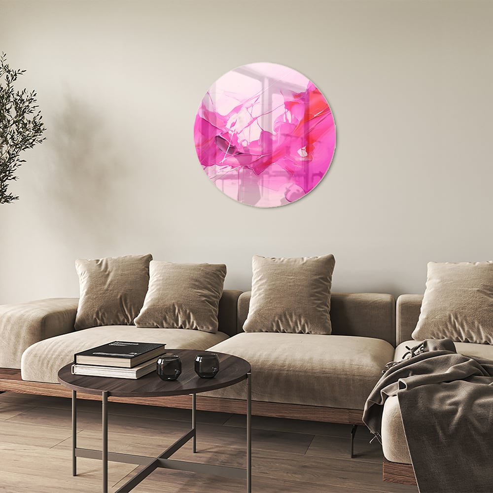 Abstract glazen schilderij met felle roze tinten aan de muur