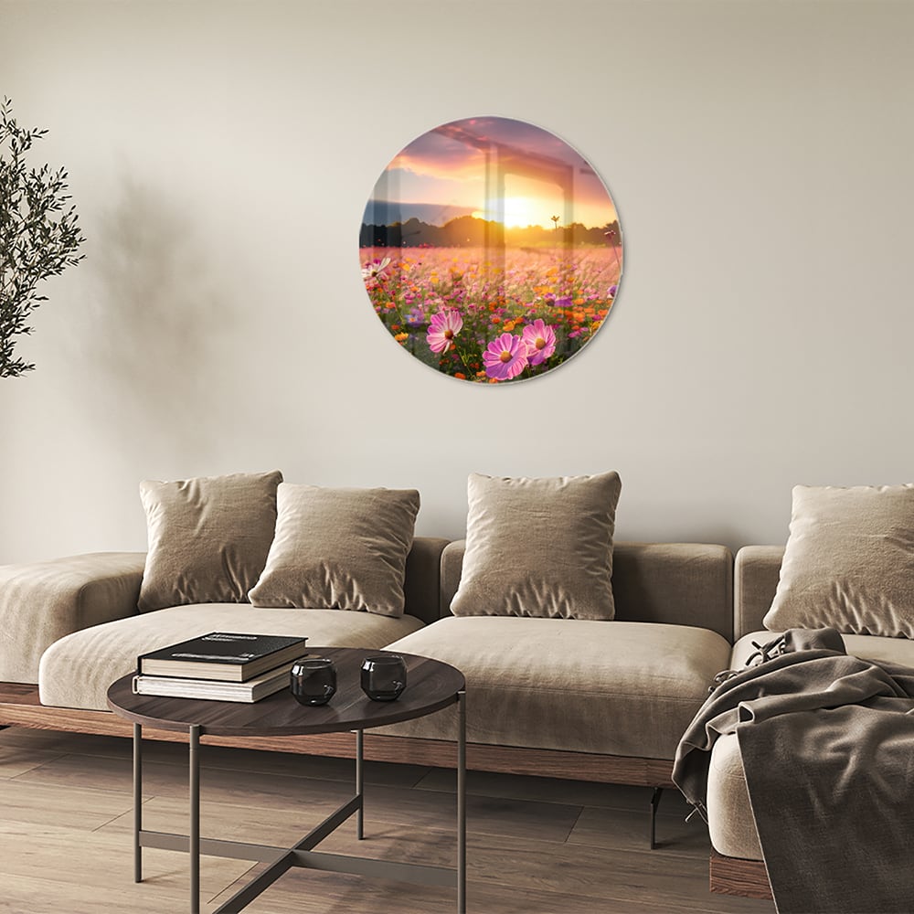 Glazen schilderij van een zonsondergang boven een kleurrijk bloemenveld.