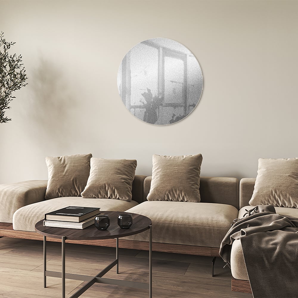 Minimalistisch glazen schilderij met reflecties in een sfeervolle kamer