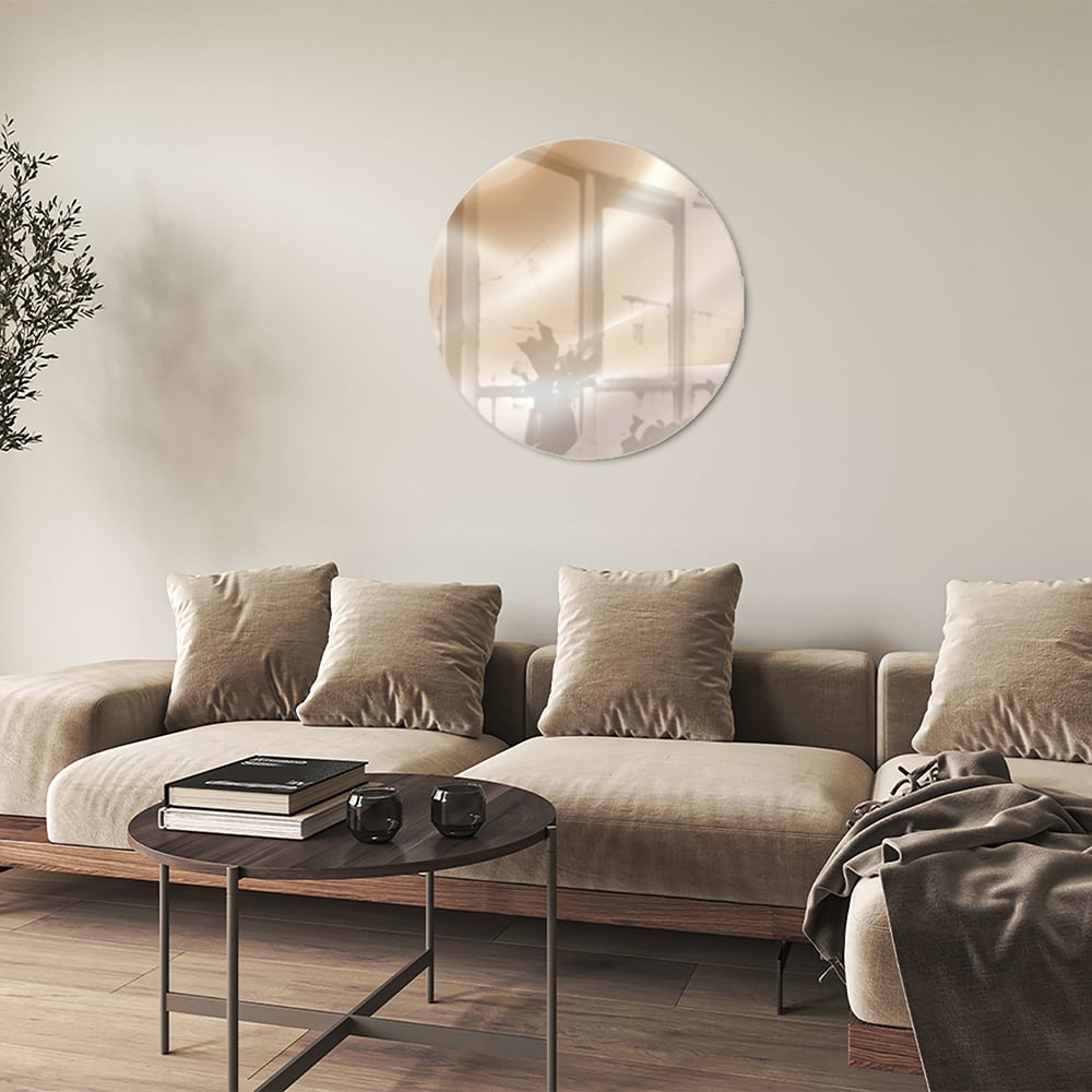 Minimalistisch glazen schilderij met warme tinten in een moderne woonkamer.