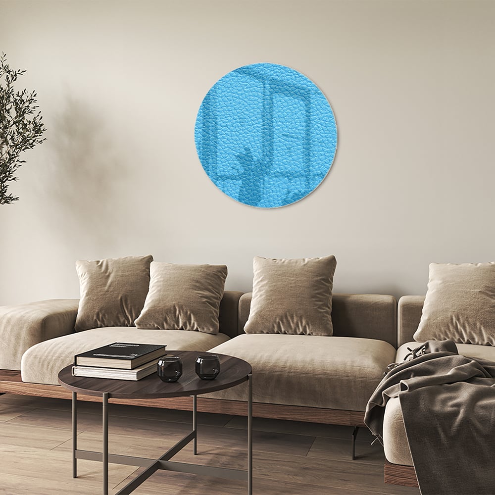 Blauw glazen schilderij met unieke textuur aan de muur in een moderne woonkamer