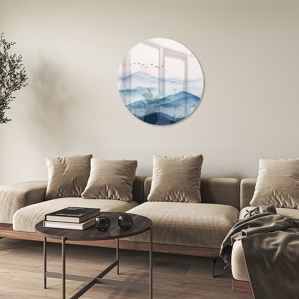 Glazen schilderij met blauwe bergen en pastelhemel, ideaal voor wanddecoratie.