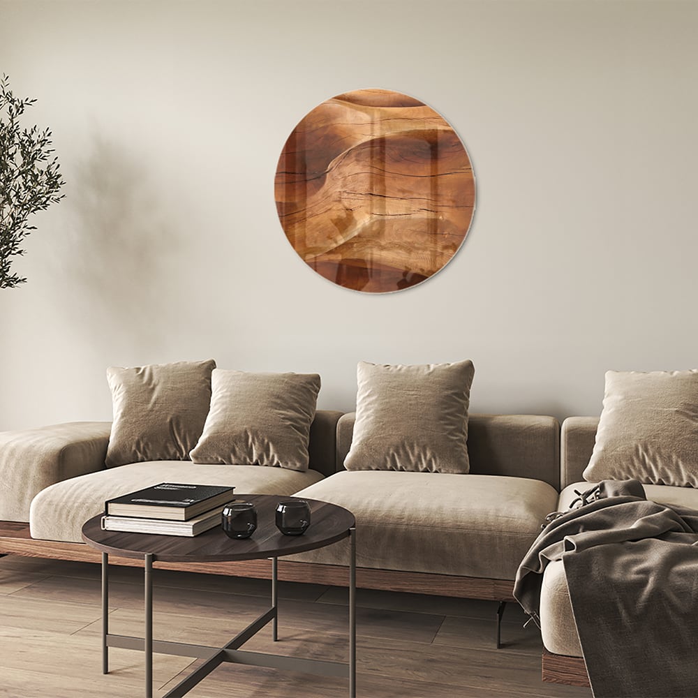 Abstract glazen schilderij met warme houttinten boven een moderne kast in een lichte woonkamer.