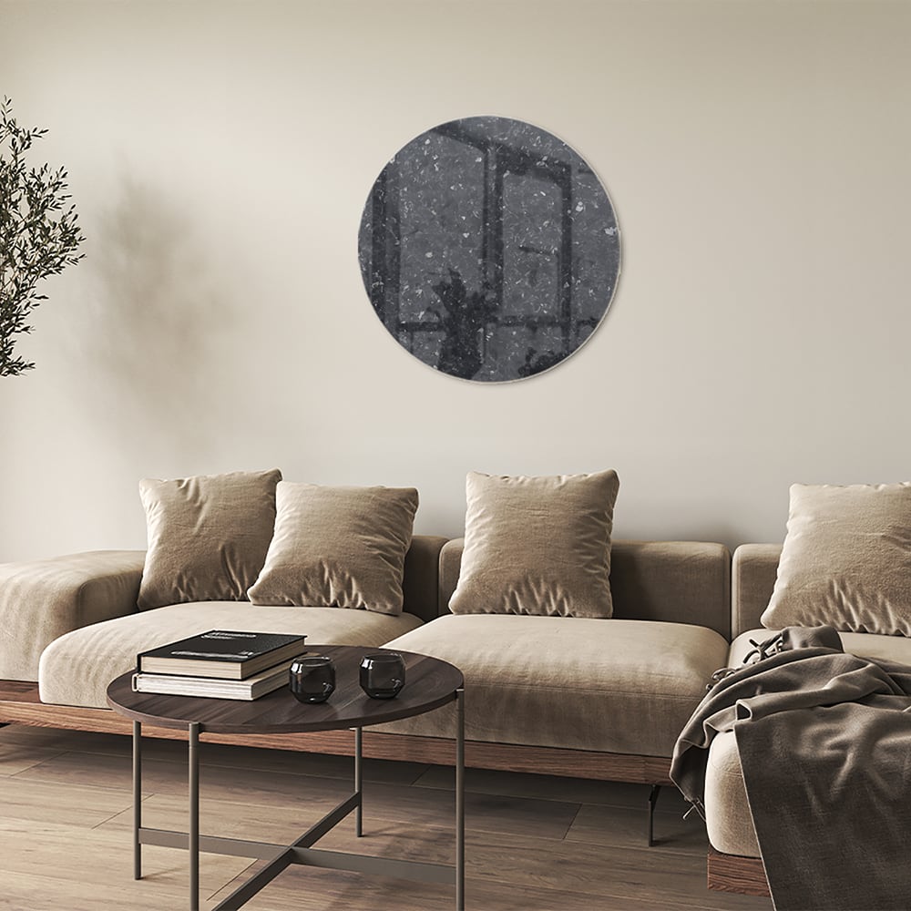 Elegant zwart glazen schilderij dat een moderne sfeer toevoegt aan een interieur.