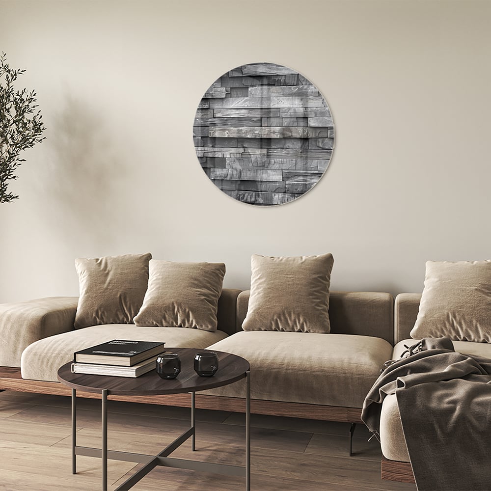 Moderne glazen schilderij met grijze texturen aan een lichte muur.