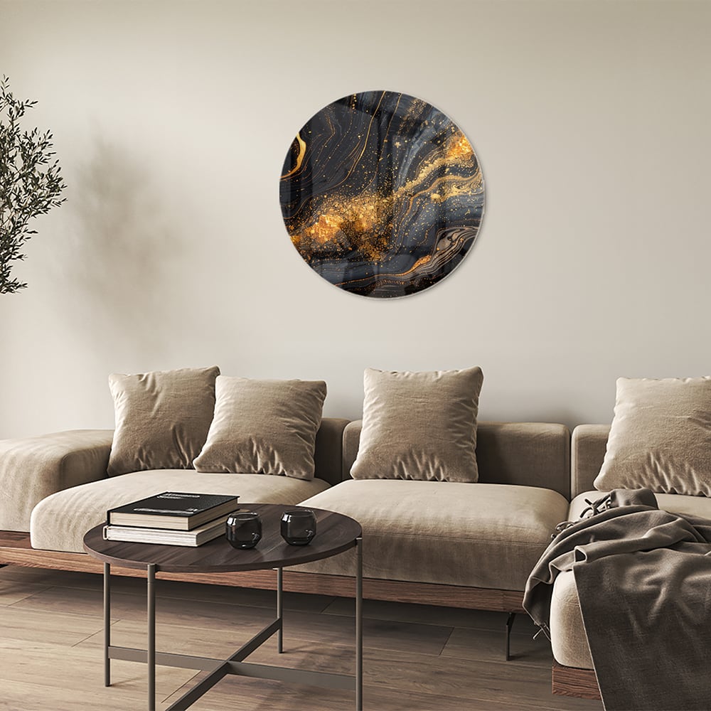 Glas schilderij met een zwart en gouden marmerdesign aan de muur in een moderne woonkamer