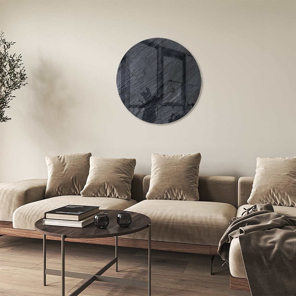 Modern glazen schilderij met abstracte zwart-witte textuur aan de muur.