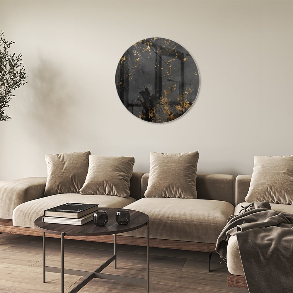 Modern glazen schilderij met abstracte gouden spatten op een zwarte achtergrond.