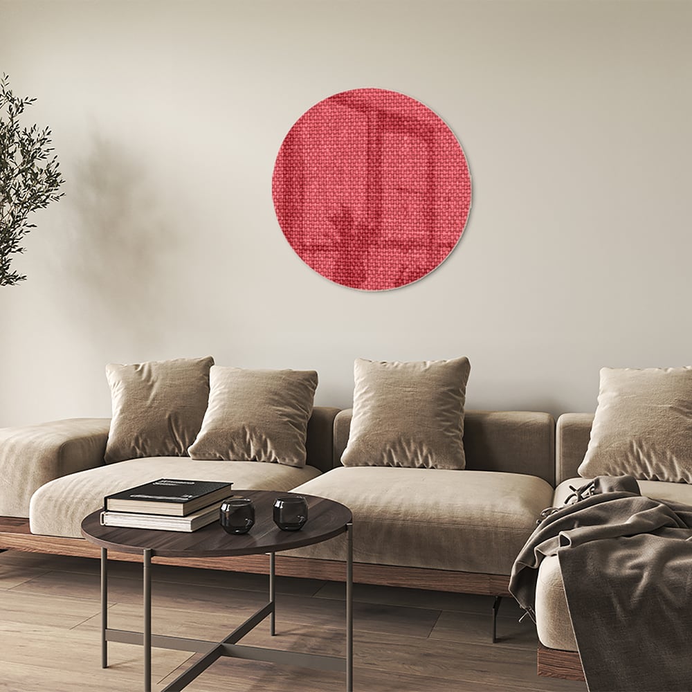 Modern glazen schilderij in helder rood aan de muur boven een licht houten kast.