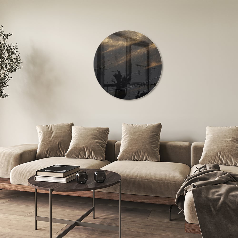 Elegant zwart glazen schilderij met gouden accenten aan de muur.