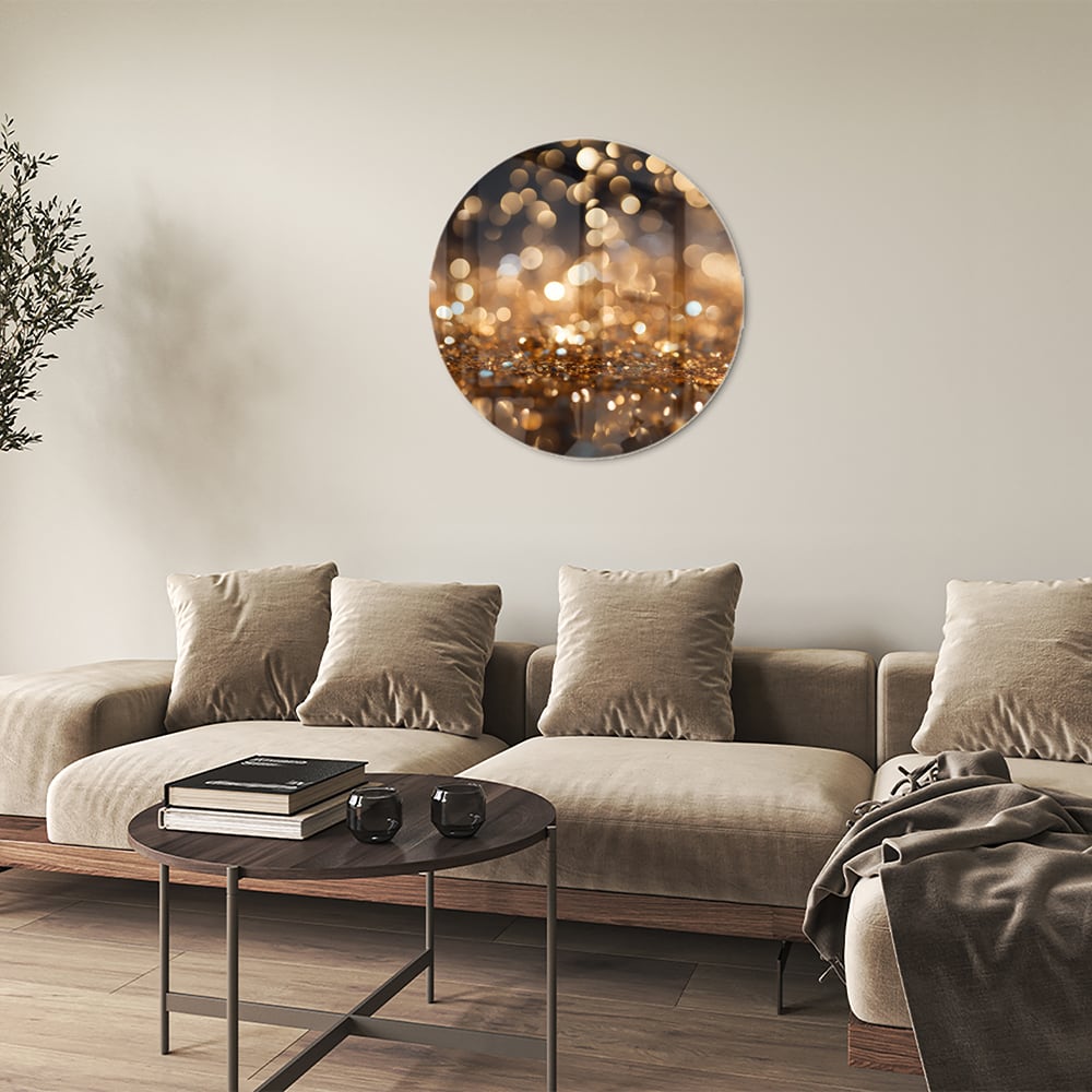 Glazen schilderij met gouden bokeh-effect aan de muur in een moderne woonkamer.