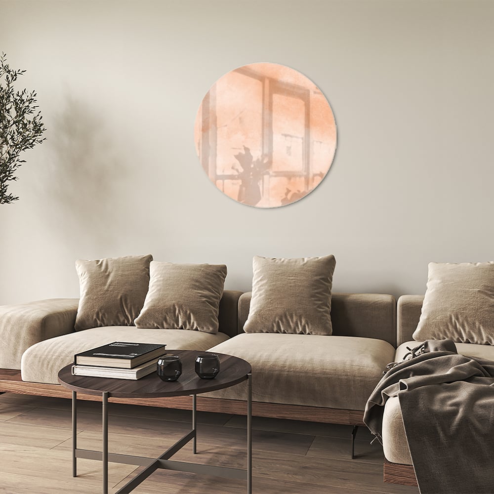 Glas schilderij in warme aardetinten hangt boven een houten kast in een moderne woonkamer.