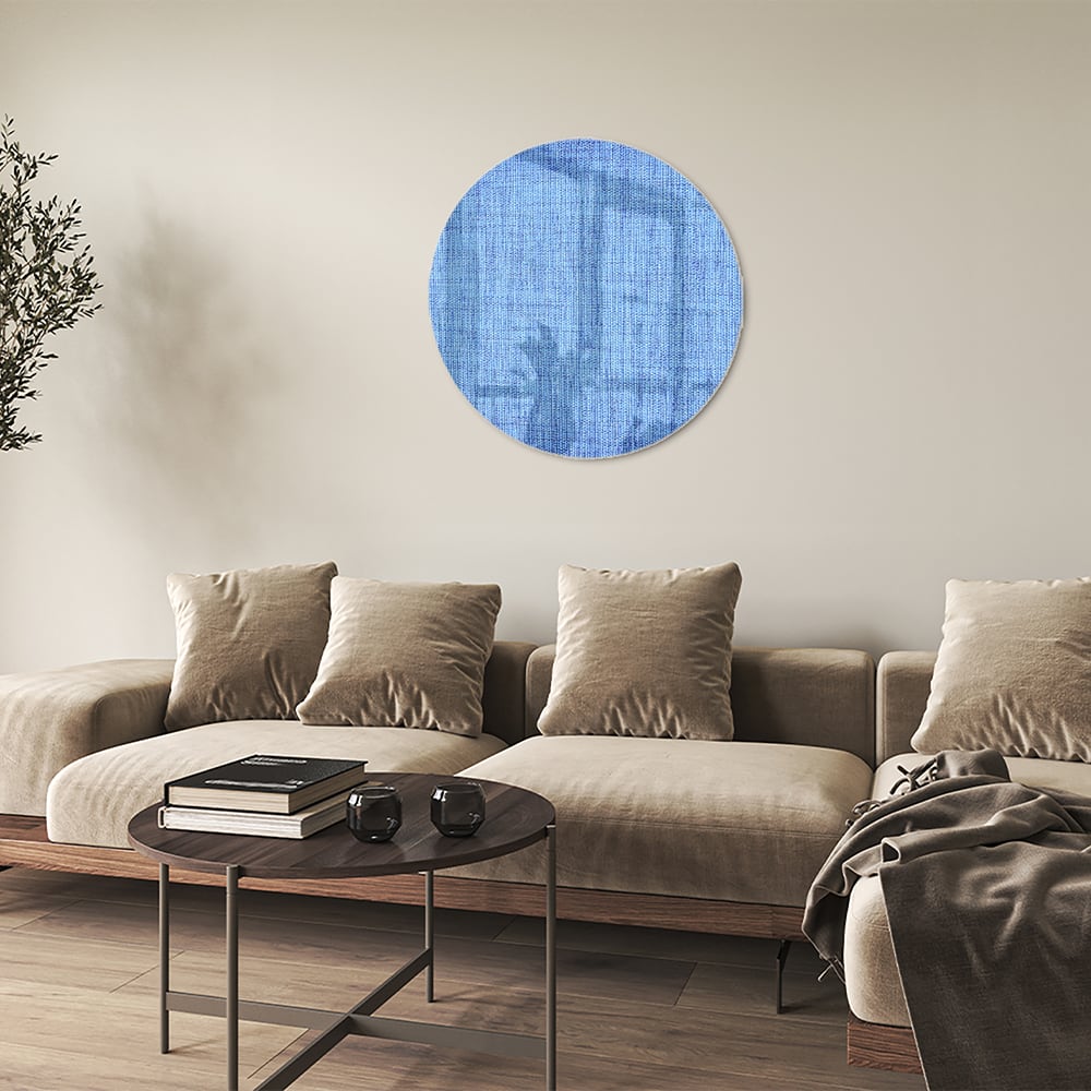 Blauw glazen schilderij aan de muur in een moderne woonkamer