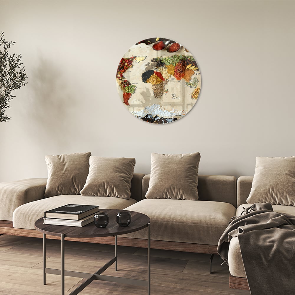 Kleurrijk glazen schilderij met een artistieke weergave van fruit en specerijen aan de muur.