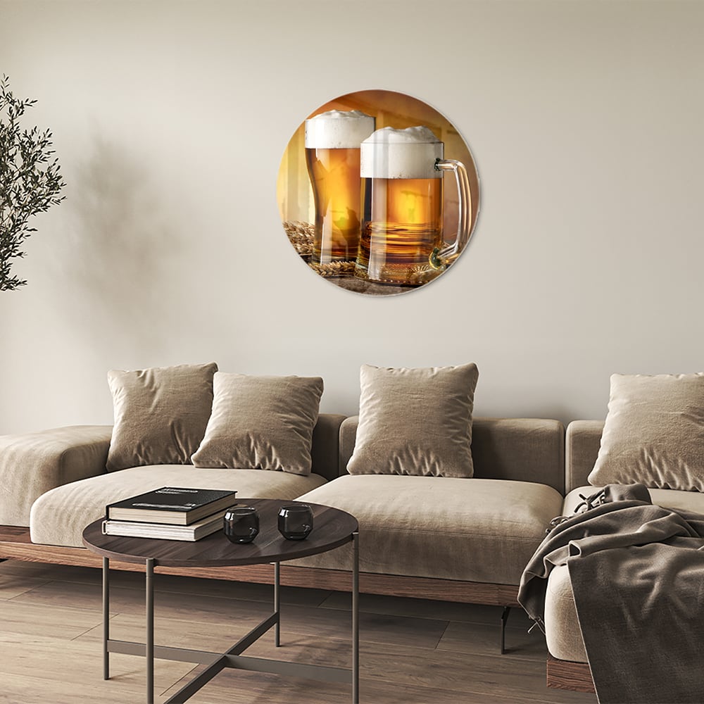 Glazen schilderij met twee volle bierglazen op een houten tafel