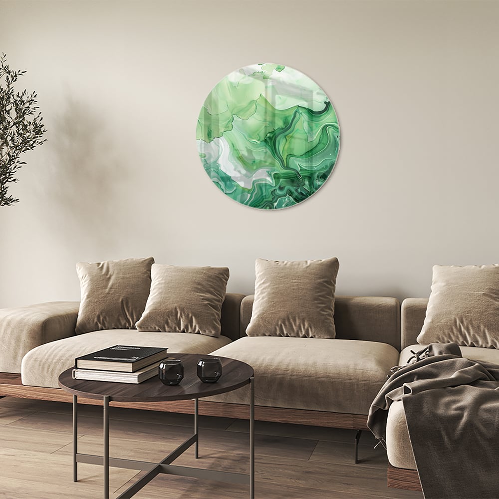Een groen marmeren glazen schilderij dat hangt boven een kast in een moderne woonkamer.