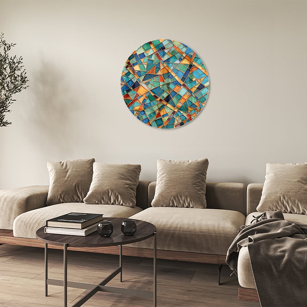 Kleurrijk abstract glazen schilderij aan de muur boven een houten meubel.