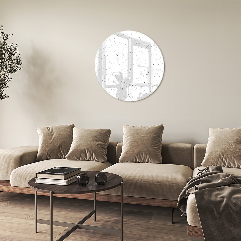 Modern glazen schilderij met speckles aan de muur in een lichte woonkamer