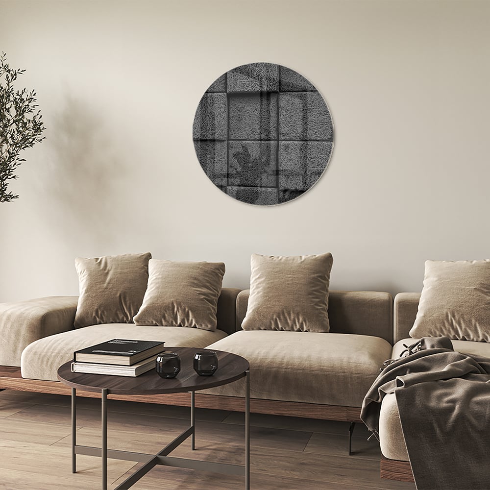 Abstract donker glazen schilderij aan een witte muur in een moderne woonkamer