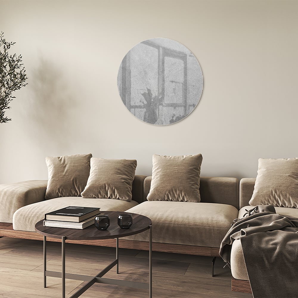 Minimalistisch glazen schilderij met handafdrukken aan de muur.