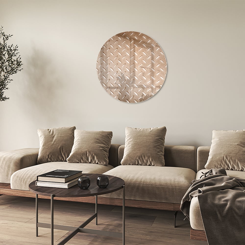 Glazen schilderij met een geometrisch patroon aan de muur in een stijlvolle kamer.