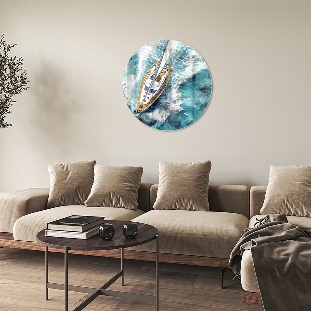 Glazen schilderij van een jacht die over een turquoise zee vaart.