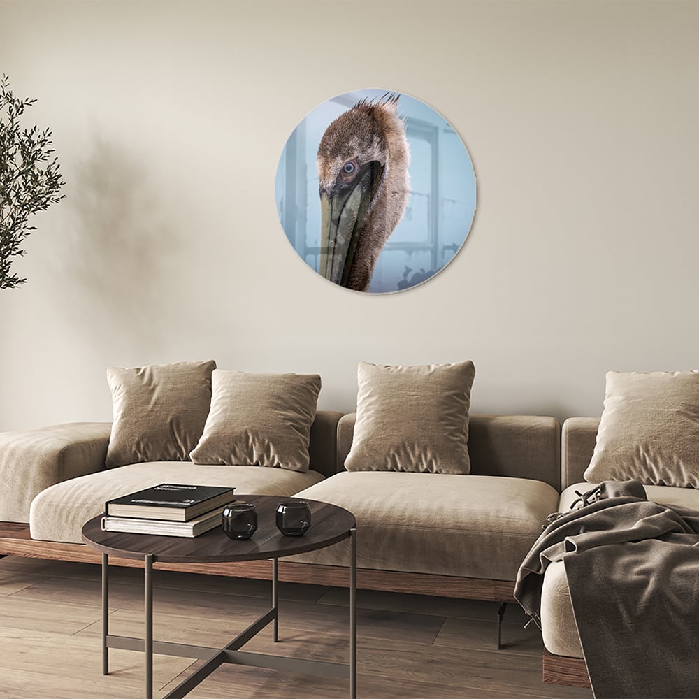 Glazen schilderij van een pelikan met een elegant design in een moderne woonkamer.