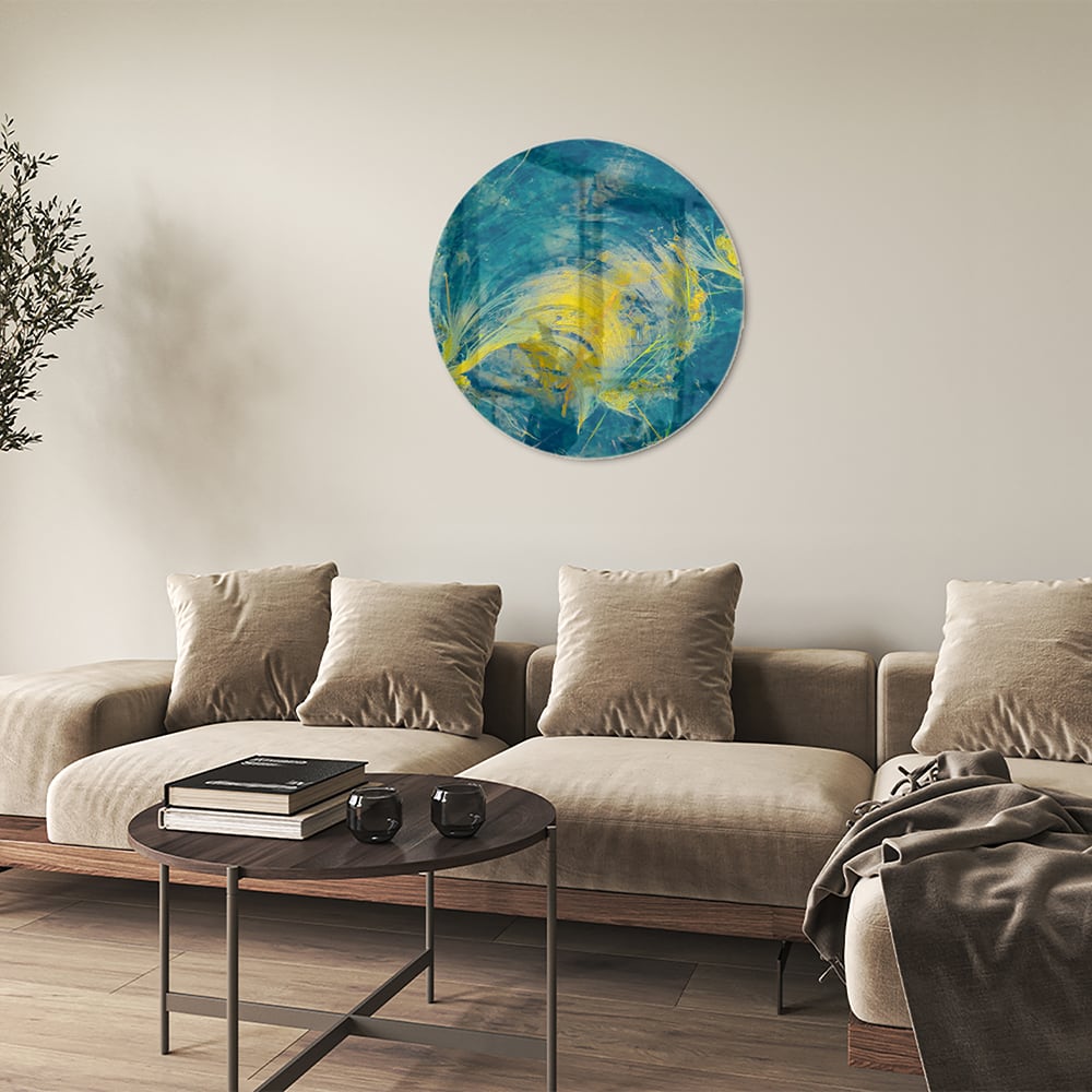 Abstract glazen schilderij met blauw en geel dat aan de muur hangt