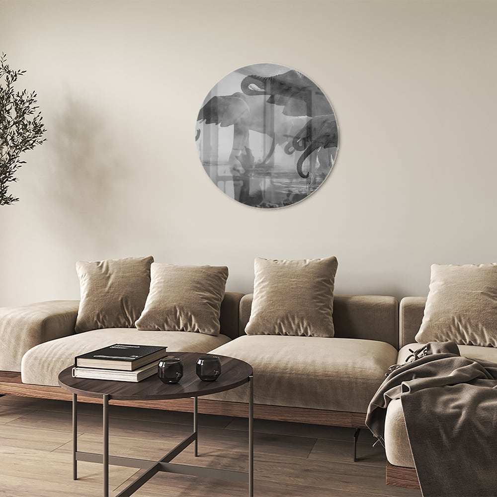 Glazen schilderij van olifanten in een moderne woonkamer
