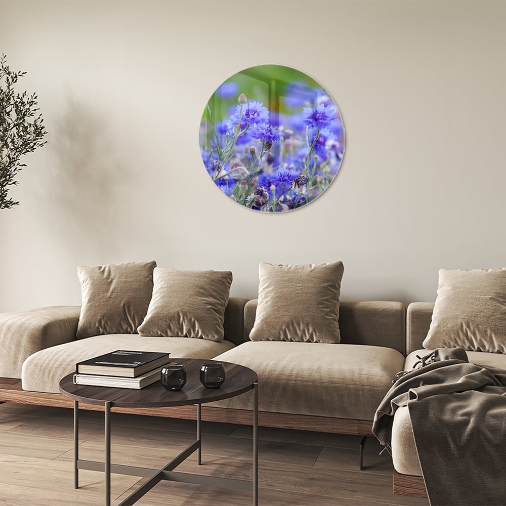Glazen schilderij met paarse bloemen aan de muur in een lichte woonkamer.
