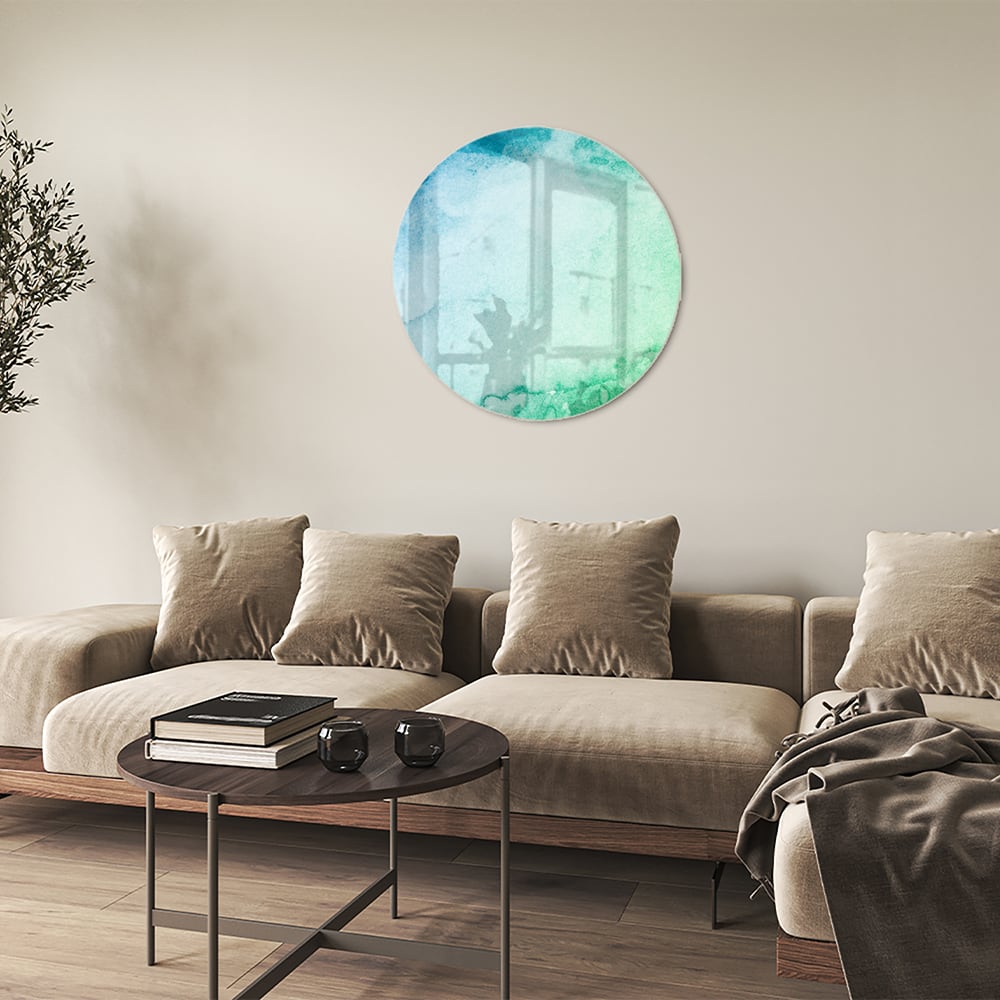 Abstract glazen schilderij in diverse tinten blauw en groen aan de muur.