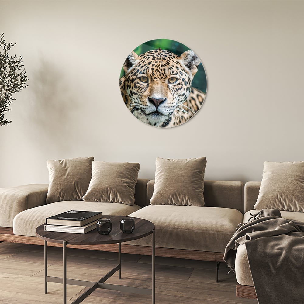 Glazen schilderij van een jaguar dat aan de muur hangt in een moderne woonkamer.