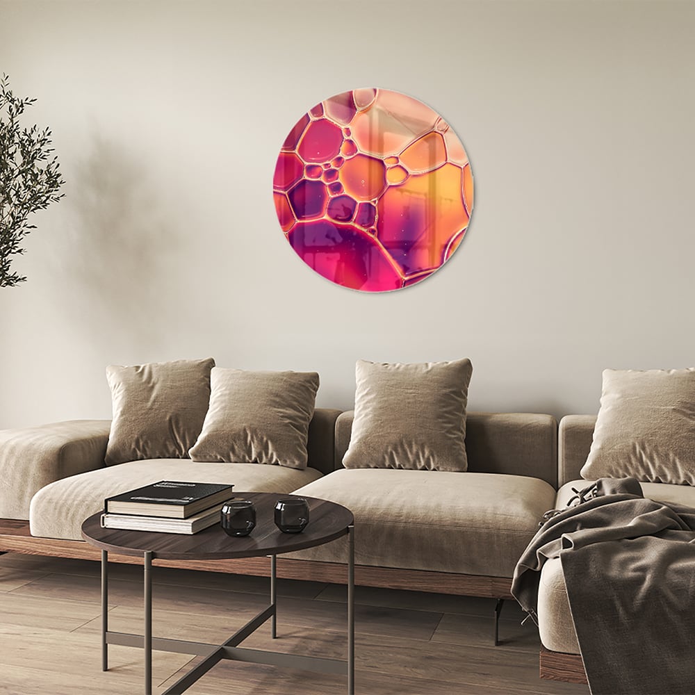 Abstract glazen schilderij met warme tinten in een interieur.