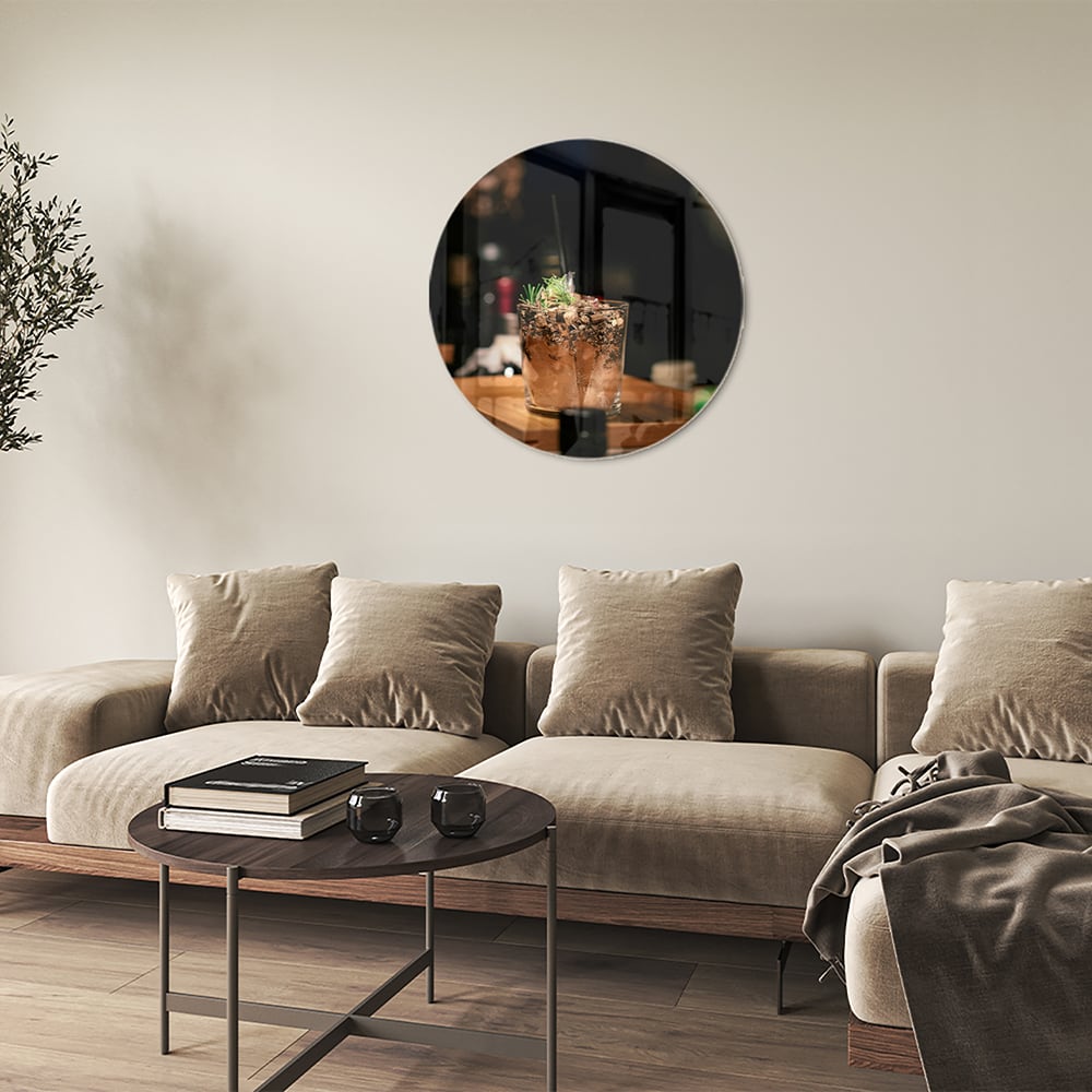 Glazen schilderij van een cocktail die sfeer en luxe uitstraalt.