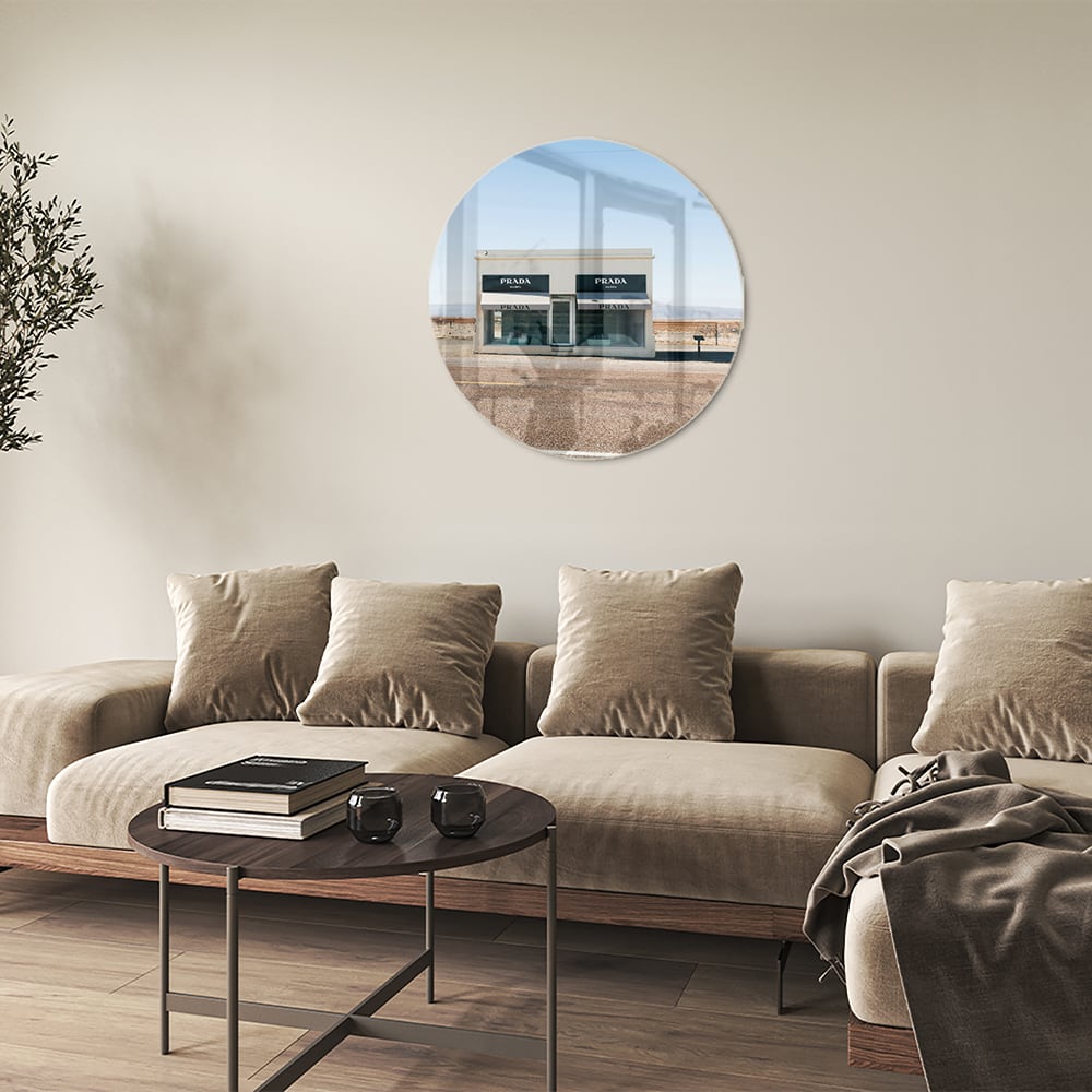 Glazen schilderij van een woestijnlandschap met moderne architectuur