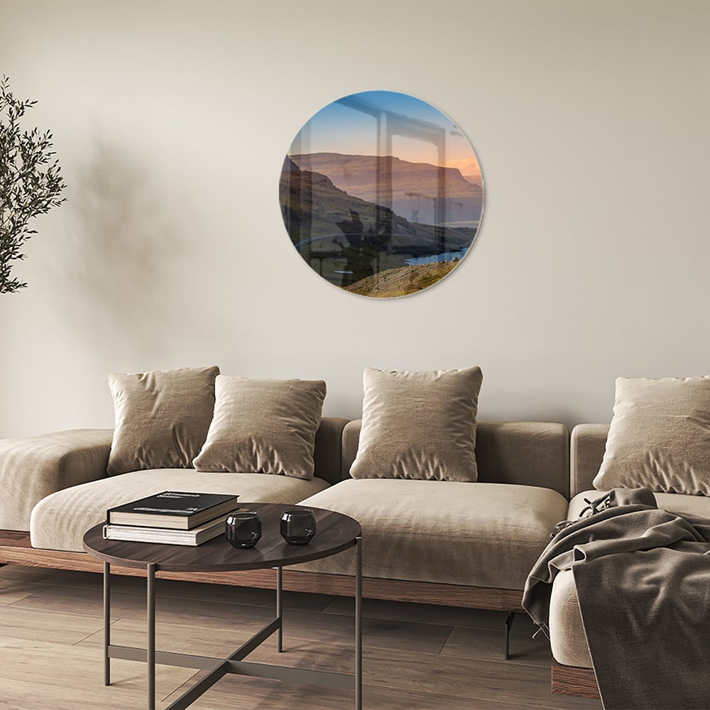 Glazen schilderij met uitzicht op bergen en een rivier in een modern interieur.