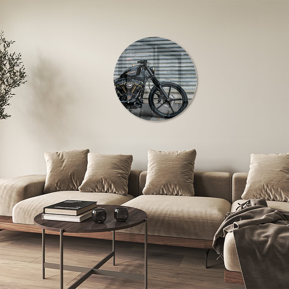 Glazen schilderij van een motor, perfect voor wanddecoratie in een modern interieur.