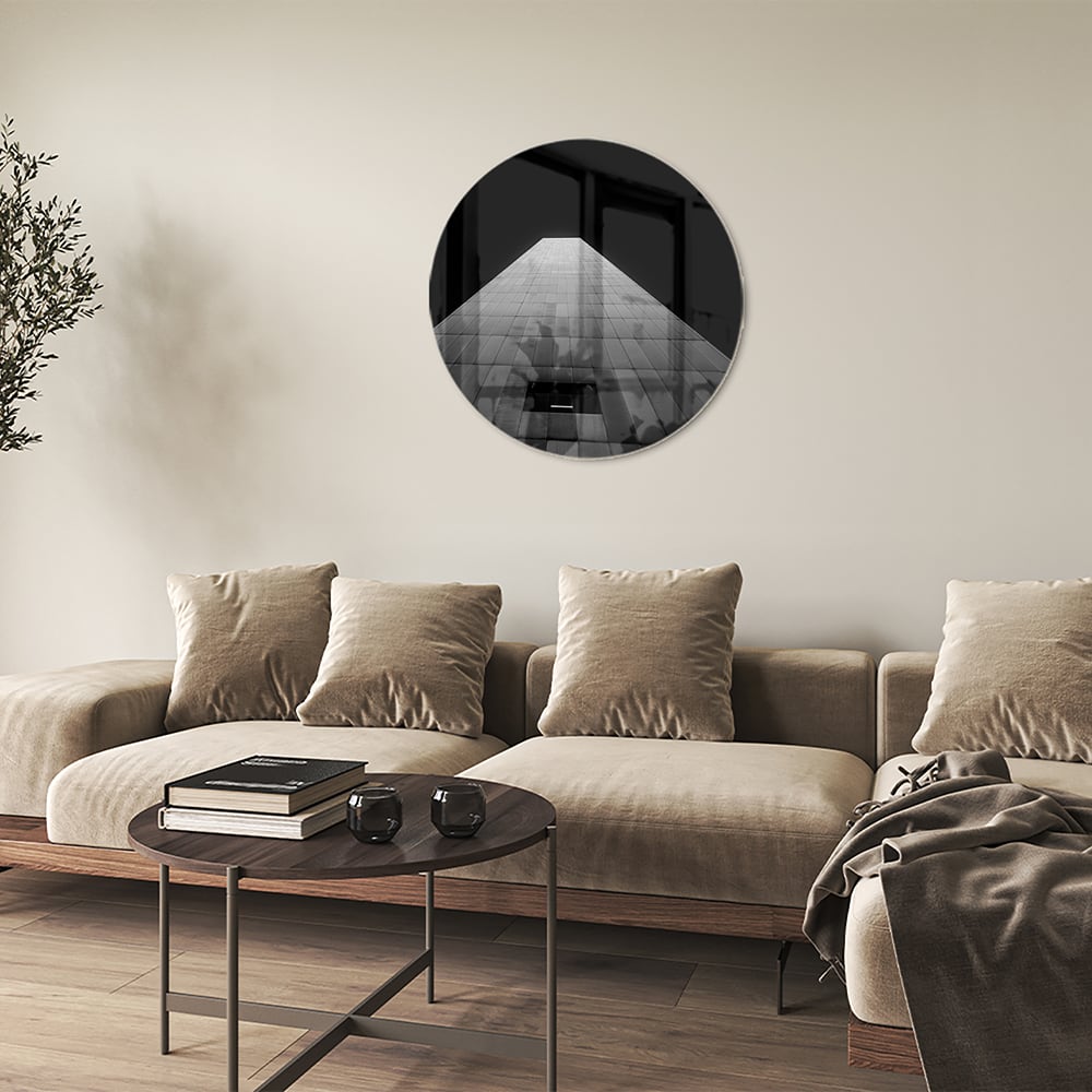 Minimalistisch glazen schilderij met lichtinval op houten vloer